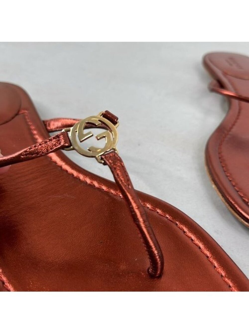 GUCCI VTG Brass Logo Embellished T Strap Leather Thong Metallic Slide Sandal Fla - Picture 2 of 8